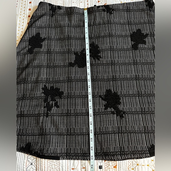 Plus size skirt from Margaret M, size 1X. Cute pattern, pull on style. - Picture 6 of 9